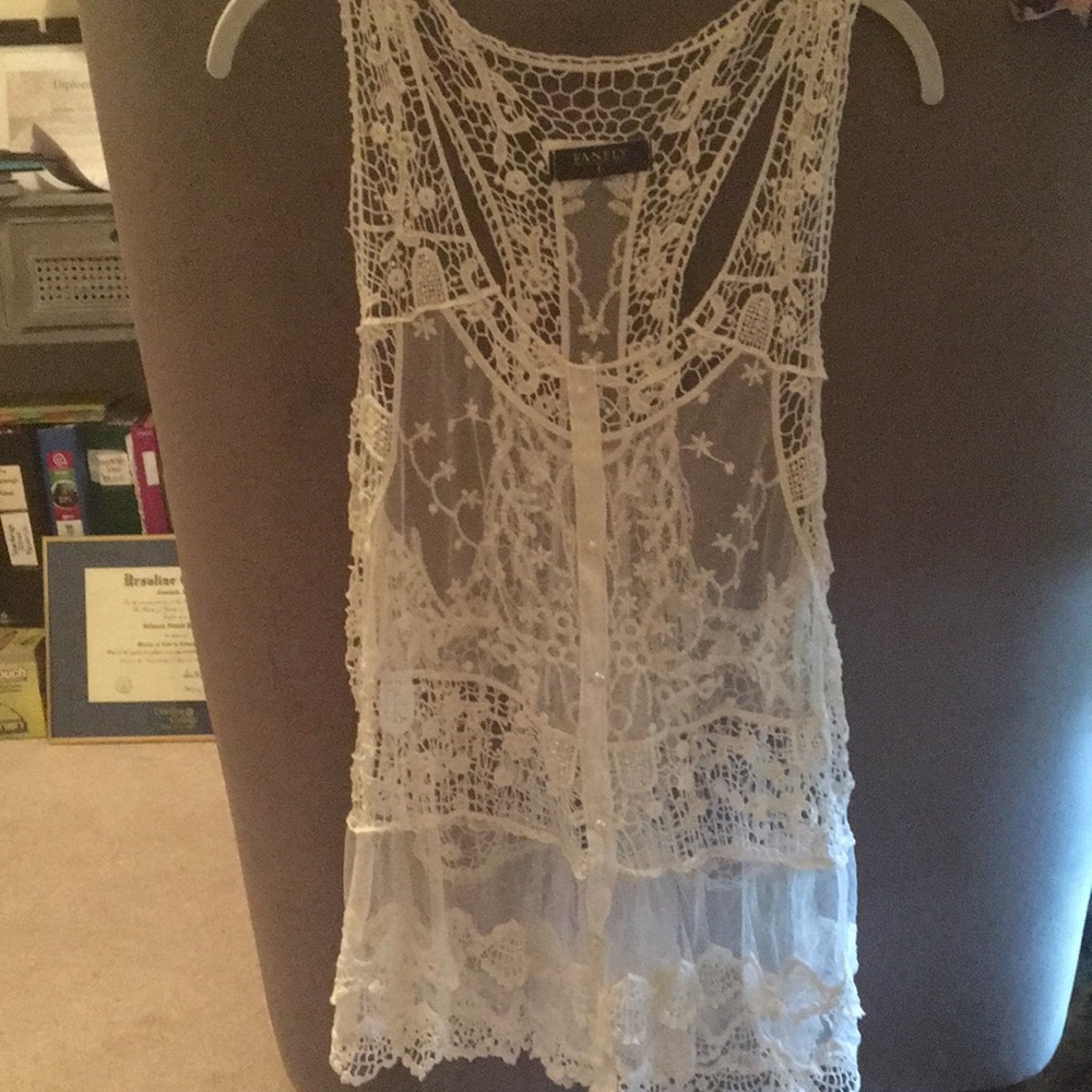 Lace sleeveless topper